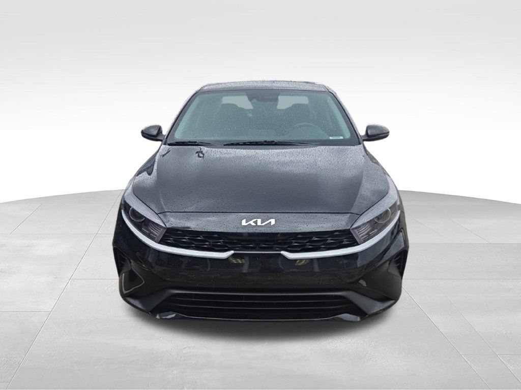 Used 2023 Kia Forte LXS w/ LXS Technology Package FWD image 2