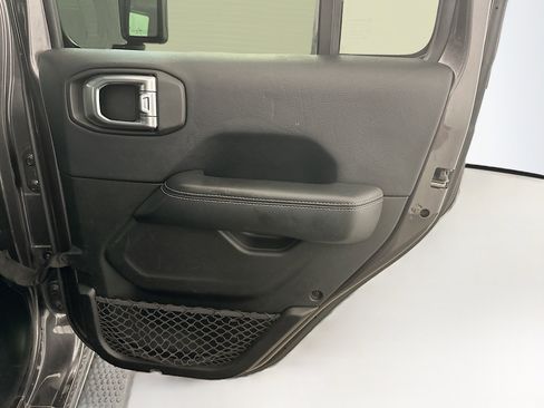 Used 2018 Jeep Wrangler Unlimited Sahara AWD/4WD image 31