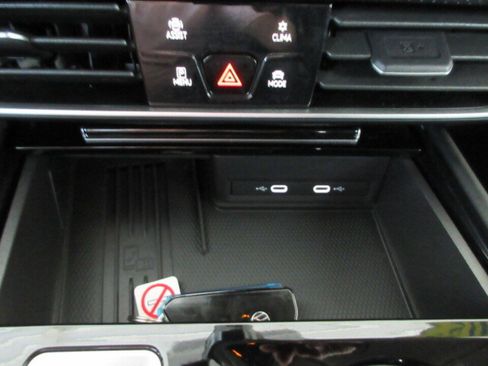 Used 2025 Volkswagen Atlas SE image 26