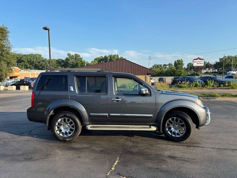 Used 2010 Nissan Pathfinder LE w/ Navigation Pkg AWD/4WD image 10
