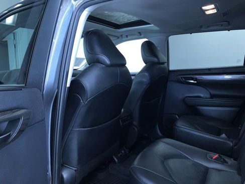 Used 2021 Toyota Highlander Limited image 18