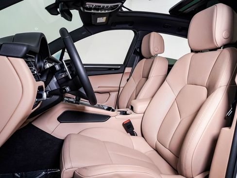 Certified 2025 Porsche Macan image 5