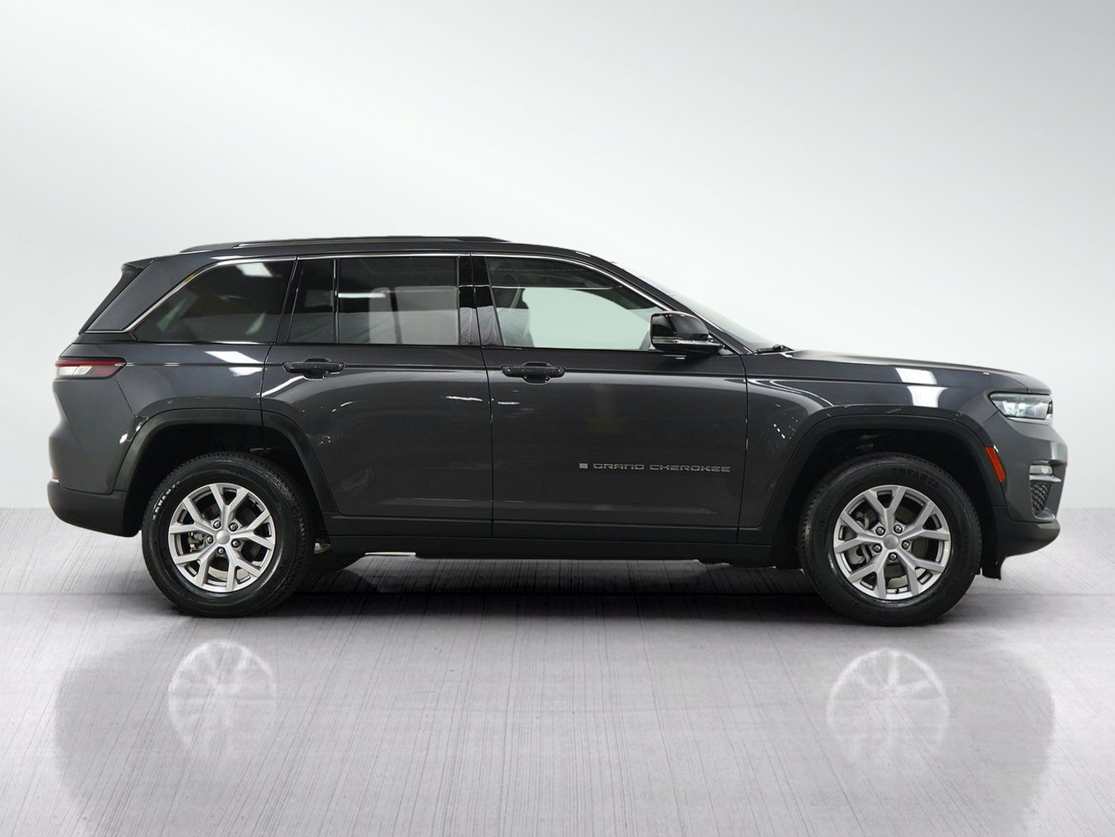 Used 2022 Jeep Grand Cherokee Limited AWD/4WD image 6