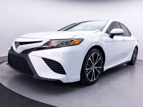 Used 2020 Toyota Camry SE w/ Blackout Package FWD image 11