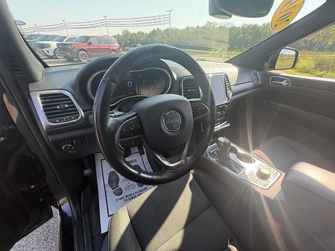 Used 2019 Jeep Grand Cherokee Laredo AWD/4WD image 30