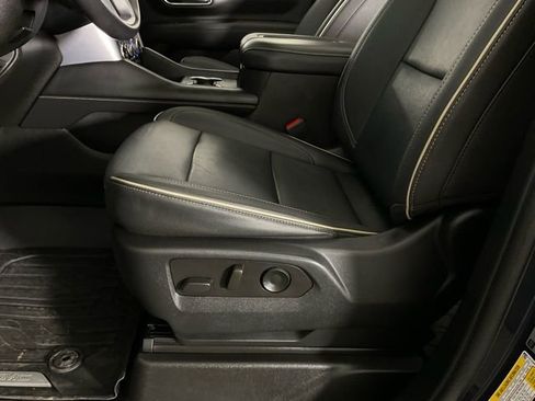 Used 2023 GMC Yukon SLT image 32