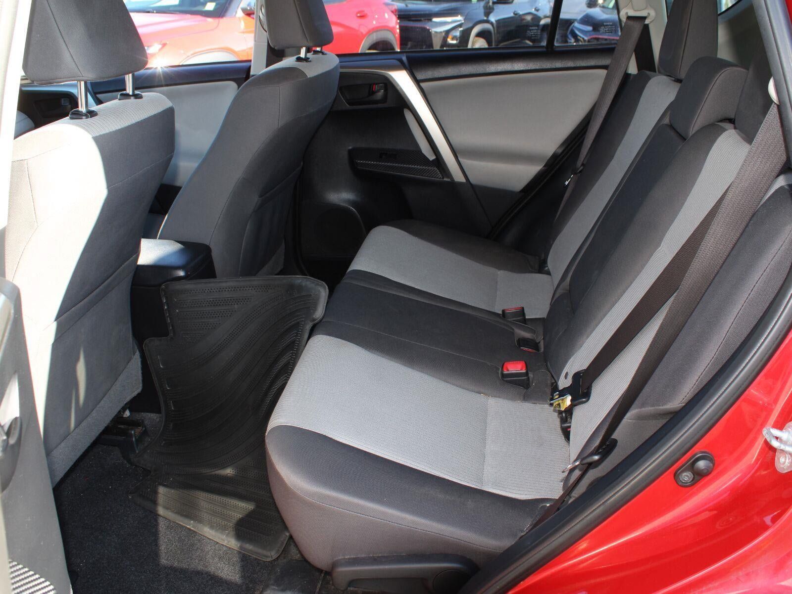 Used 2015 Toyota RAV4 LE AWD/4WD image 19