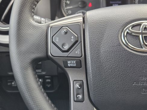Used 2017 Toyota Tacoma TRD Sport AWD/4WD image 26