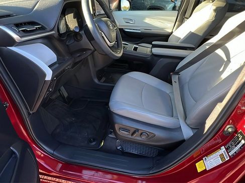 Used 2025 Toyota Sienna XLE image 13