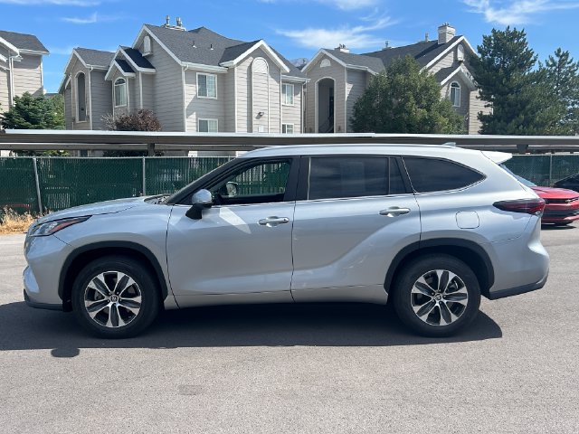 Used 2024 Toyota Highlander XLE FWD image 8