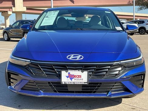 Used 2025 Hyundai Elantra Limited image 3