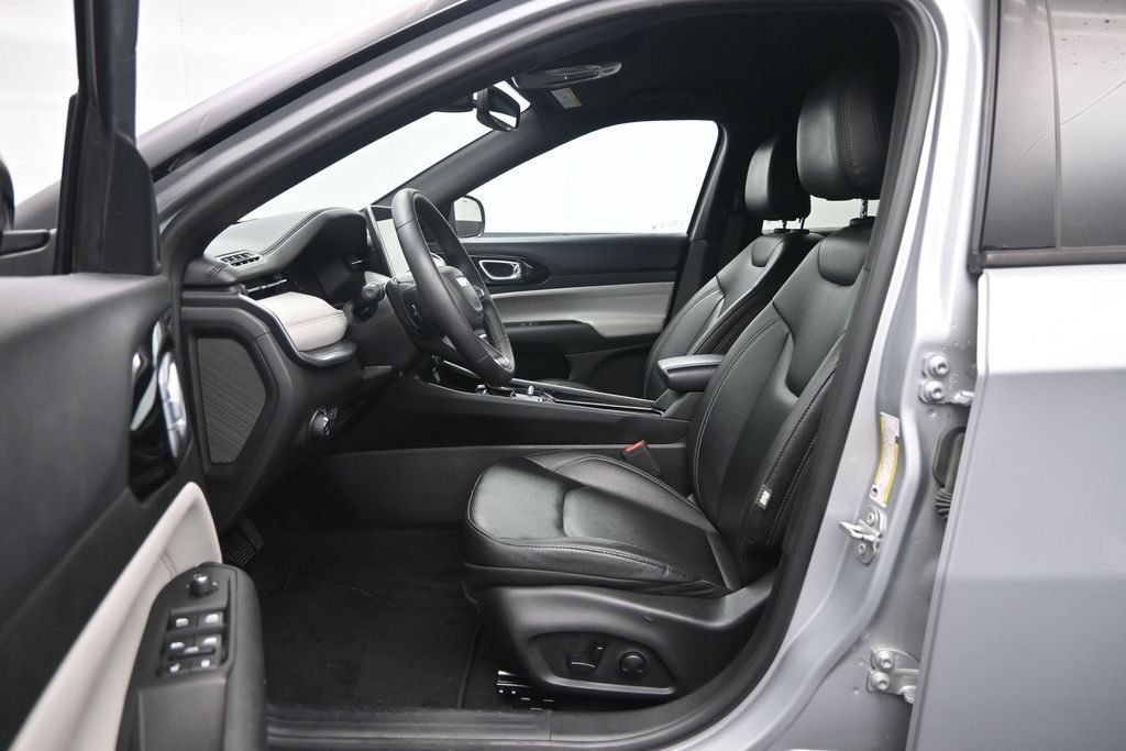 Used 2025 Jeep Compass Limited AWD/4WD image 23