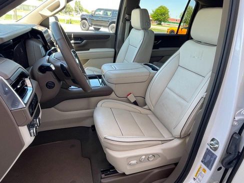 Used 2025 GMC Yukon XL Denali w/ LPO, Illumination Package AWD/4WD image 27