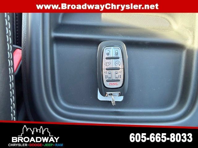 New 2027 Chrysler Pacifica Select FWD image 24