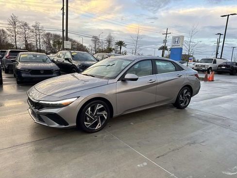 Used 2025 Hyundai Elantra Limited FWD image 3
