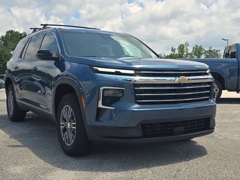 Used 2025 Chevrolet Traverse LT w/ LPO, Floor Liner Package FWD image 7