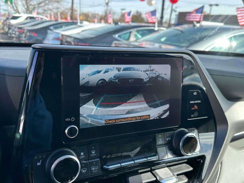 Used 2024 Toyota Highlander XLE image 29