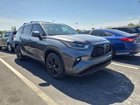 Used 2021 Toyota Highlander XLE FWD image 1