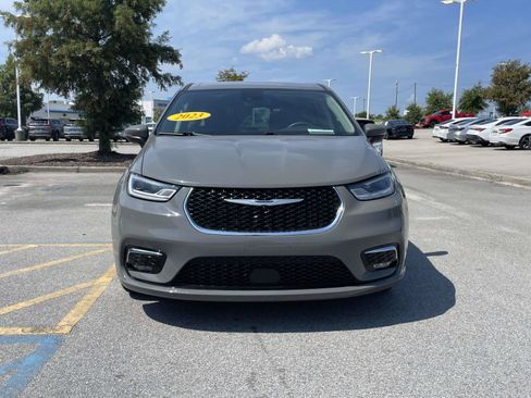 Used 2023 Chrysler Pacifica Touring-L FWD image 2
