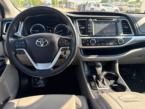 Used 2018 Toyota Highlander XLE AWD/4WD image 11