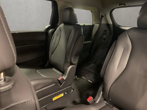 New 2027 Kia Carnival EX FWD image 16
