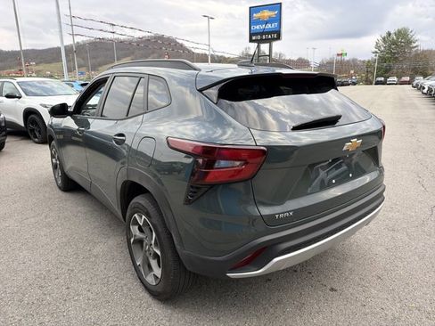 Used 2025 Chevrolet Trax LT FWD image 6