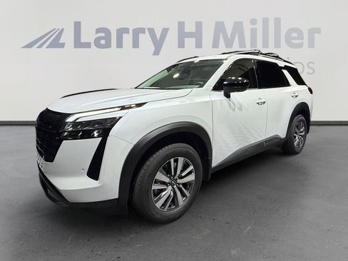 New 2026 Nissan Pathfinder SL image 1