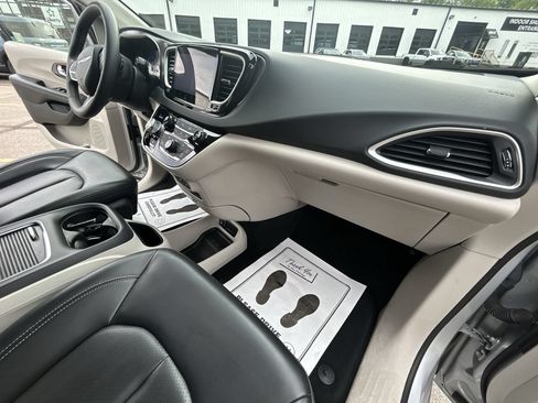 Used 2023 Chrysler Pacifica Touring-L FWD image 29
