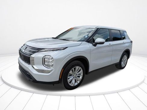 Used 2025 Mitsubishi Outlander ES FWD image 8