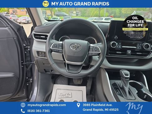Used 2023 Toyota Highlander LE AWD/4WD image 13