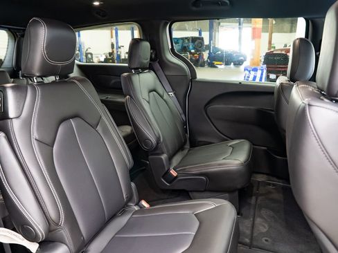 New 2026 Chrysler Pacifica Select FWD image 26