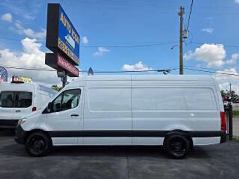 Used 2025 Mercedes-Benz Sprinter 2500 image 4