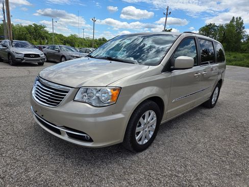 Used 2016 Chrysler Town & Country Touring FWD image 2