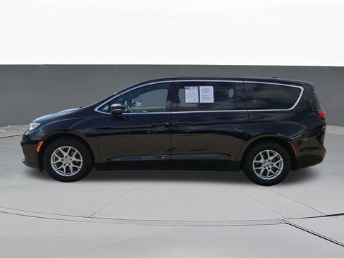 Used 2024 Chrysler Pacifica Touring FWD image 4