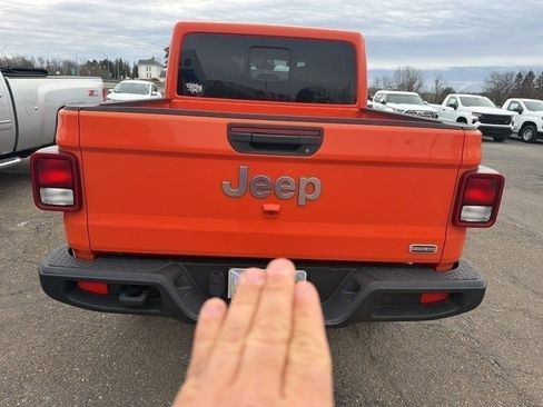 Used 2020 Jeep Gladiator Overland image 4