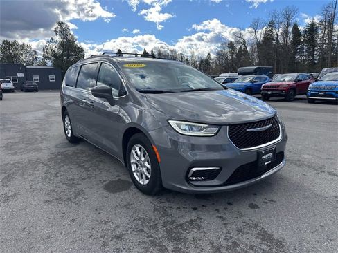 Used 2022 Chrysler Pacifica Touring-L image 7
