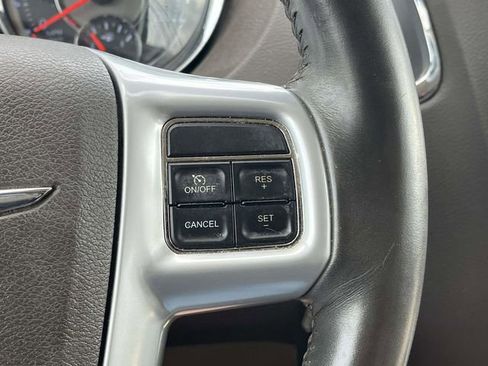 Used 2014 Chrysler Town & Country Touring FWD image 28