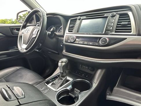 Used 2019 Toyota Highlander XLE AWD/4WD image 25