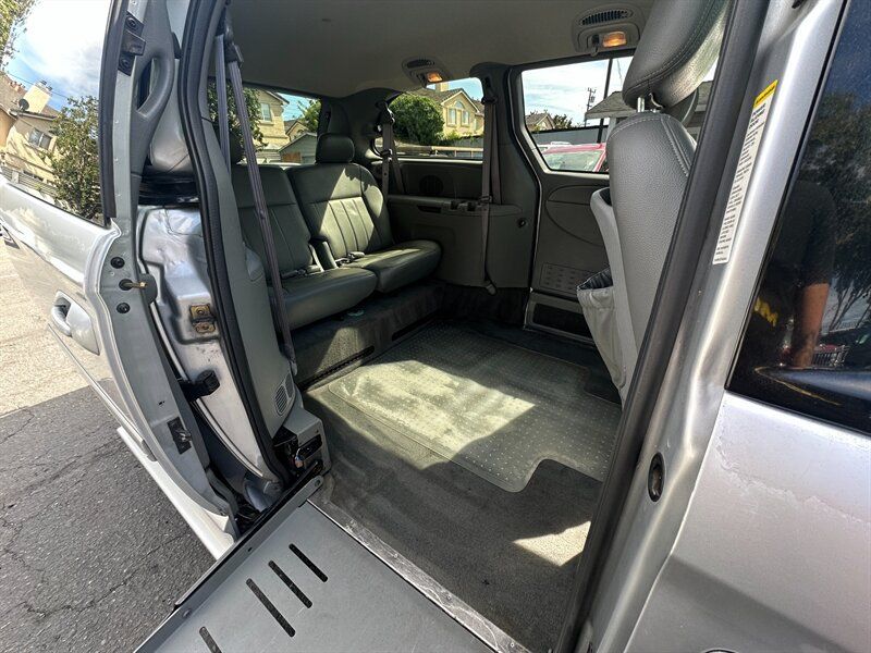 Used 2004 Dodge Grand Caravan SXT w/ Premium Group FWD image 19