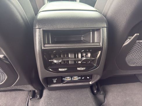 Used 2024 Jeep Grand Cherokee Limited image 32