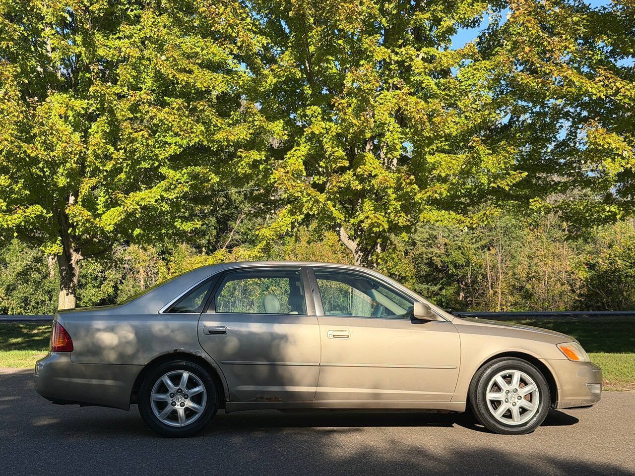 Used 2000 Toyota Avalon XLS w/ Option Pkg 7 FWD image 2