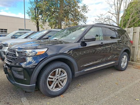 Certified 2022 Ford Explorer XLT image 1