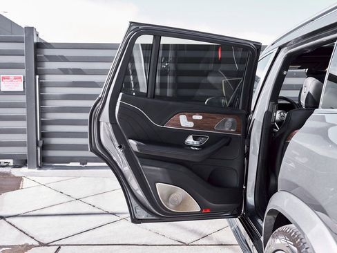 Used 2025 Mercedes-Benz Maybach GLS 600 4MATIC image 29