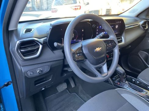 Used 2025 Chevrolet TrailBlazer LT AWD/4WD image 2