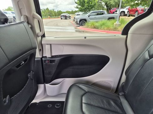 Used 2022 Chrysler Pacifica Touring-L FWD image 31