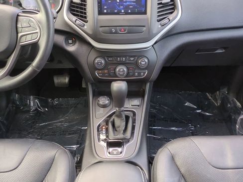 Used 2019 Jeep Cherokee Limited image 18