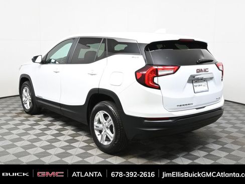 Used 2024 GMC Terrain SLE image 3