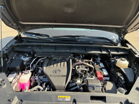 Used 2025 Toyota Highlander LE FWD image 33