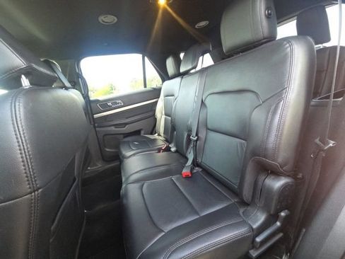 Used 2018 Ford Explorer XLT w/ Equipment Group 202A AWD/4WD image 17