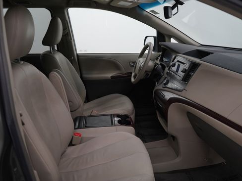 Used 2012 Toyota Sienna XLE image 10